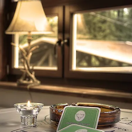 Konukevi Schloss Hubertus 3*